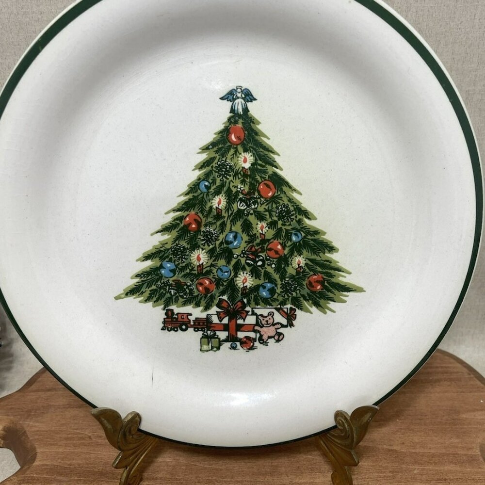 Pottery Christmas Tree dinner plate Unmarked Green Rim 10 Inch